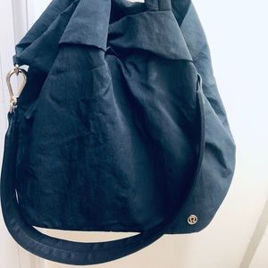 Lululemon 19L bag